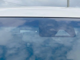 【エマージェンシーブレーキ】走行中に前方の車両等を認識し、衝突しそうな時は警報とブレーキで衝突回避と被害軽減をアシスト。より安全にドライブをお楽しみいただけます。