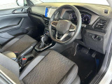 車に乗り込む際に見える景色です。分かりにくいかもしれませんが、ナビがちょっと運転席側に傾いており、走行中に視線を正面から離れない様に考えてデザインされています。