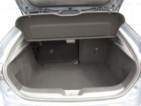 大きな荷物を積みたい時、奥行きが必要な時は、リヤシートを倒してお使い頂くとフラットな奥行きが広がり、とても使い勝手が良いです!
