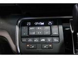 運転席と助手席の温度設定の変更が可能な左右独立タイプのデュアルエアコンです♪♪♪暑がりな人・寒がりな人も誰もが車内を快適にお過ごしいただけます♪♪♪
