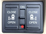 【両側パワースライドドア】スマートキーや運転席のスイッチで後席両側スライドドアの開閉が可能♪電動だから力を入れてドアを開ける必要が無く、小さなお子様でも簡単に開け閉めでき快適です♪