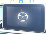 【マツダコネクト】車内の雰囲気にマッチした一体型タイプのディスプレイ。各種車輌設定やBluetooth再生等、様々な機能が楽しめます。専用SDカードのご購入で、ナビ機能も使用出来ます。