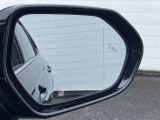 【ブラインドスポットモニター】隣車線を走る車両をレーダーで検知し、ミラーで確認しにくい後側方エリアに存在する車両を検知します。車両を検知するとドアミラーに搭載されたLEDインジケーターが点灯します。