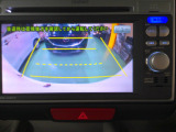 バックカメラの画像です。ガイドラインがスムースな車庫入れをサポートいたします。車庫入れの安心感がアップしますね。