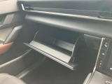 車検証なども収納できる大型のグローブボックスは、使い勝手もよく役立ちます!