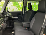 運転席からの視界は広く、運転操作もスムーズ。安全運転をサポートする空間です。