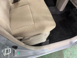 痛みの出やすい運転席シートの角、フロアマット、座面、ともに良好です