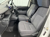 運転しやすい配置のメーターや操作系が、安全な運転をサポート。快適なドライブを演出する空間です。視認性も高く、操作も簡単です。