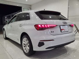 鮮やかなテールランプと一目でAudiとわかる後ろ姿です!