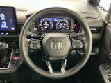 【ハンドル】運転にかかわる様々な操作を安全に行えるように視点移動が少なく操作性に配慮されたスイッチ類が凝縮されたコックピットです。