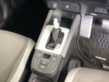 シンプルでとても使いやすいフロアシフトに、パーキングブレーキは電子制御パーキングブレーキです。