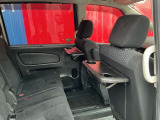 運転席及び助手席後ろにはセカンドシート用ドリンクホルダー&テーブルを装備☆