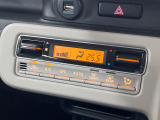 【オートエアコン】一度お好みの温度に設定すれば、車内の温度を検知し風量や温度を自動で調整。暑い&hellip;寒い&hellip;と何度もスイッチ操作をする必要はありません。快適な車内空間には必須の機能ですね♪