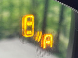 【ブラインドスポットモニタリング】走行中、ドアミラーの死角になりやすい箇所に後続車が接近するとサイドミラー付近に警告を表示、ドライバーに注意喚起をしてくれます。