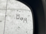 【ブラインドスポットモニター】走行中、ドアミラーの死角になりやすい箇所に後続車が接近するとサイドミラーのレンズに警告を表示!ドライバーに注意喚起をしてくれます。