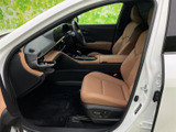 ドライバーを包み込むようなシートは、長時間の運転でも疲れを軽減。運転に集中できる空間を演出します。
