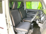 運転席まわりには十分なスペースがあり、大柄な方でもゆったり運転していただける環境です。