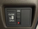 乗り降りに便利な片側電動スライドドアを装備しています。