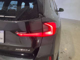 L字型リアコンビランプ:BMWの伝統的なデザインのひとつです。夜間でも誰が見てもBMWとわかる印象的なデザイン。