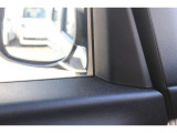 ピタ駐ミラー装備。運転席に座った状態で死角になりやすい左側やクルマの後ろの様子まで確認でき、幅寄せや縦列駐車、車庫入れの際に役立ちます。