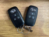 【スマートキー】 スマートキーを携帯していれば、ドアハンドルのボタンを押してロックの解除ができ、パワースライドドアもワンタッチで開閉できます。