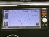 運転に集中できる鮮明な地図表示。道に迷う心配なく、スムーズな移動をサポートします。わかりやすいインターフェースも魅力です。