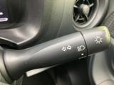 操作しやすいウインカーレバーで、安全な車線変更をサポート。直感的な操作感で、運転に集中できます。ヘッドライトの操作もスムーズに行えます。
