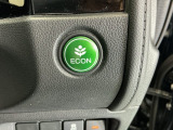 ECONスイッチ操作でエンジンやミッション、エアコンなどを総合的に制御、燃費をよくするようクルマが頑張ります。