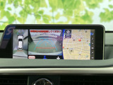 狭い場所での駐車も安心。後方の状況をクリアに映し出し、安全な運転をサポートします。ガイドライン表示も便利です。