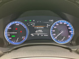 視認性の高いメーター類で、運転に必要な情報を的確に把握できます。洗練されたデザインが、運転をより快適に、そして楽しく演出します。