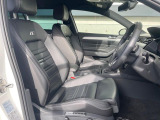 ●前席:ゆったりとしたドライバースペースで、長時間の運転でも快適にお過ごしいただけます。
