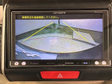 リバースギアに入れるだけで後方の表示へ切り替わります。夜間や雨の日の駐車も楽になりますよ。