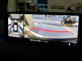 360度ビューカメラを搭載。4方の小型カメラの映像を処理し、車両真上からの映像に変換しています。
