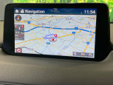 【8.8インチマツダコネクト】車内の雰囲気にマッチした大型のディスプレイ。スマホ接続でのナビ使用やBluetooth再生等、様々な機能が楽しめます。直感的なダイヤル操作が可能で、使い勝手も良好です。