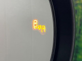 【リヤクロストラフィックアラート(RCTA)】駐車スペースから出る時に後方を横切ろうと接近してくる車両を検知しお知らせします。ショッピングモールなど大型商業施設の混雑した駐車場でも安心ですね♪