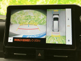狭い場所でも安心のバックモニター。後方の状況を安全確認し、スムーズな駐車をサポートします。運転の苦手な方にもおすすめです。
