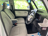 広々とした室内空間は、ドライバーもゆったりとくつろげます。運転しやすい配置で快適なドライブを。