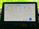 美しいディスプレイが、快適なドライブをサポート。多彩な機能で、目的地までの道案内や情報収集もスムーズに行えます。日常の移動をより楽しく。