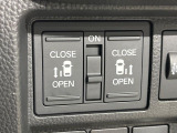 【両側パワースライドドア】スマートキーや運転席のスイッチで後席両側スライドドアの開閉が可能♪電動だから力を入れてドアを開ける必要が無く、小さなお子様でも簡単に開け閉めでき快適です♪