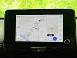 見やすい地図表示で、運転中のナビゲーションをサポート。周辺情報も確認でき、初めての道でも安心です。高精細な画面が魅力です。