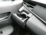 助手席側にはドリンクホルダーが備わっています。