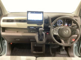 車内は光触媒抗菌消臭施工済です。スタイリッシュなデザインで暖かみのあるインパネ周りを演出します。グローブボックスやカップホルダーのほかにトレーなどたくさんの収納スペースが装備されています。