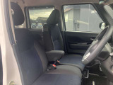 運転席まわりです。実際に座ってみて、乗り心地を体験してみてください,視界も良好です。