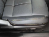 運転席の電動パワーシートとシートメモリーも付いています。