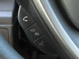 「運転中、電話がきちゃった・・・」そんなときは、左側のボタンたちを使いこなせば、楽々と電話ができます♪