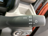 操作しやすい位置に配置されたウインカーレバー。スムーズな操作で、安全な車線変更をサポートします。直感的に操作でき、運転に集中できます。