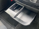 インストセンターロアBOX・グローブBOX・カップホルダー付きインストセンタースライドトレイ等、車内に持ち込んだ小物やドリンクが片付く収納も充実です。