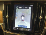【360&deg;ビューカメラ】4台の高解像度カメラで360度の鳥瞰図を表示。隣の車や壁、死角にある障害物などを画面で確認できるため、狭いスペースでの駐車・出入りも安心です。