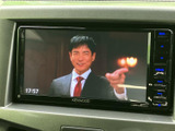 停車中にテレビや映像を楽しめる機能。休憩時間などにリラックスできる空間を提供します。