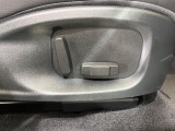 電動パワーシートですので運転中のシート調節も安全に行えます。微調整も可能ですのであなただけのドライビングポジションを実現します。